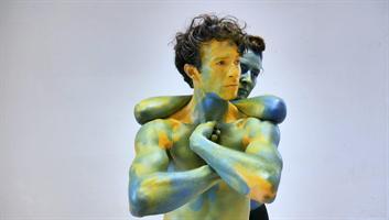 Un homme en jaune et une femme en bleue