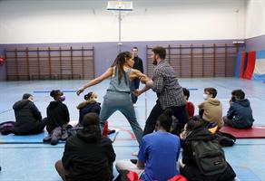 Des gens qui dansent dans un gymnase