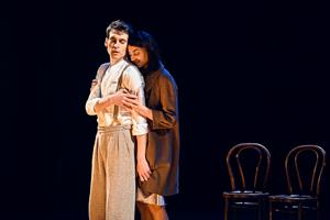 Orphée et Eurydice se font un calin