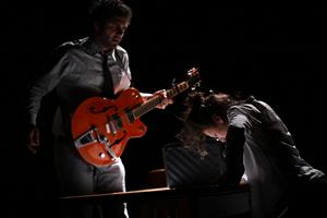 Par le prisme d’une enquête de police, l’histoire retrace le parcours 