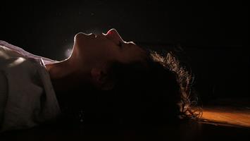 Par le prisme d’une enquête de police, l’histoire retrace le parcours 