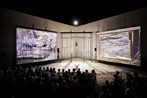 Mêlant vidéo, musique et performance aérienne, ANIMA plonge le public,