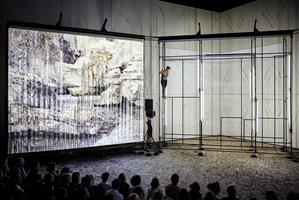 Mêlant vidéo, musique et performance aérienne, ANIMA plonge le public,