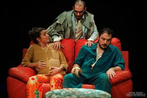 Trois personnes sur un canapé