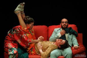 Une femme accouche sur un canapé