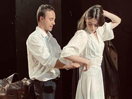 Un homme habille une femme