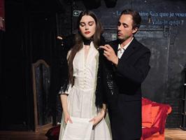 Un homme habille une femme