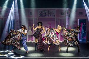 Les quatre interprètes avec des manteaux