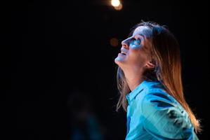 La comédienne sur scène