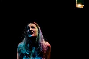 La comédienne sur scène