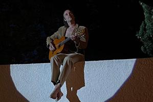 Un homme joue de la guitare sur un mur