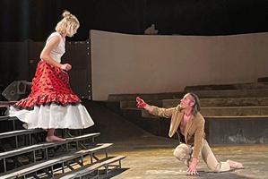 Un homme tente d'approcher une femme