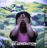 Une femme se cache les yeux