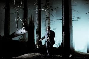Une homme seul dans une forêt sombre