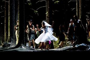 Une mariée dansant dans les bois