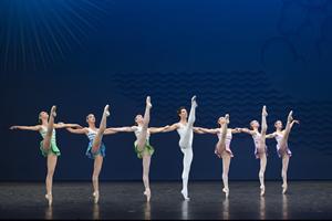 Germain Louvet et les danseuses du Corps de Ballet dans En Sol