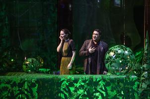 Des amoureux dans les buissons