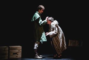 Un homme et une femme avec un manteau gris