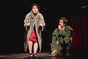 Une comédienne avec une peau d'âne et un comédien