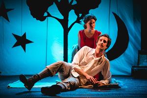 Deux comédiens avec un fond étoilé