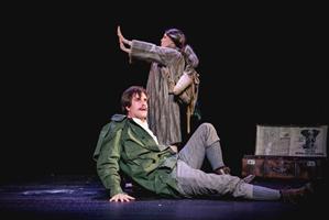 Une comédienne avec une peau d'âne et un comédien