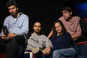 Quatre personnes sur un canapé