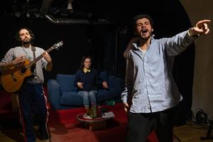 Deux hommes jouant de la musique