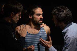 Un homme entouré par ses amis