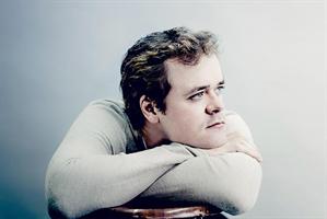 Benjamin Grosvenor rêveur au piano