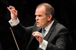 Chef d'orchestre dirgeant Rameau et Malher orchestre les siècles