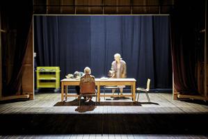 Une table et un théâtre