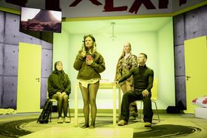 Des personnes devant un fond vert