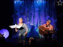 Les deux interpètes sur scène
