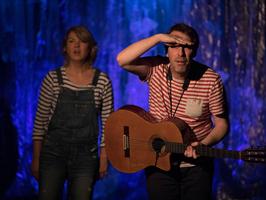 Les deux interpètes sur scène