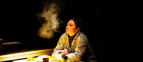 Scène Gloria fume cigarette Théâtre ouvert