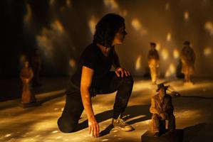 sculptures et photos de scène de c'était un samedi Irene bonnaud