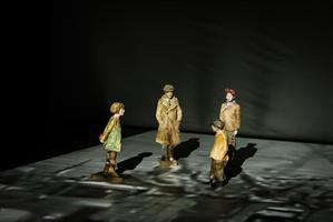 sculptures et photos de scène de c'était un samedi Irene bonnaud