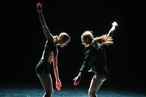 Laura Bachman avec Maion Barbeau En corps Klapish Danse contemporaine photos de scène