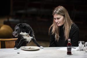 Marina Hands et un chien