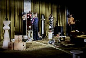 Marina Hands dans un miroir