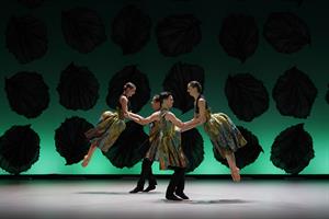 Très attaché à la culture du ballet classique dont il ravive les codes