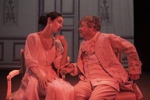 Une femme et un homme en pleine conversation