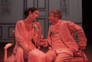 Paris, 1750. Une brillante dispute philosophique éclate dans le salon 