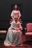 Paris, 1750. Une brillante dispute philosophique éclate dans le salon 