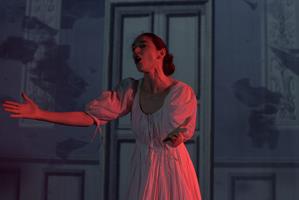 Paris, 1750. Une brillante dispute philosophique éclate dans le salon 