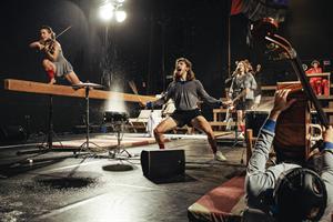 La troupe de One Song