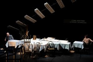 Natali Broods et Peter Van den Eede dans New Man Nouvel homme photos de Scène incendie aéroport