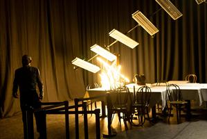 Natali Broods et Peter Van den Eede dans New Man Nouvel homme photos de Scène incendie aéroport