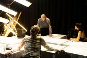 Natali Broods et Peter Van den Eede dans New Man Nouvel homme photos de Scène incendie aéroport