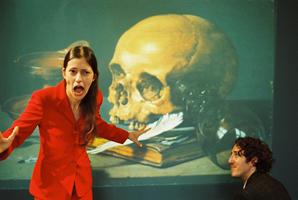 Stéphanie Aflalo s’associeAntoine Thiollier et nous invite à une visite guidée intime et déroutante, culturellement incorrecte, poétiquement pertinente.